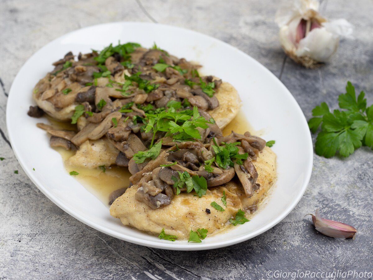 Receta de escalopines de pollo con champiñones, súper rápida.