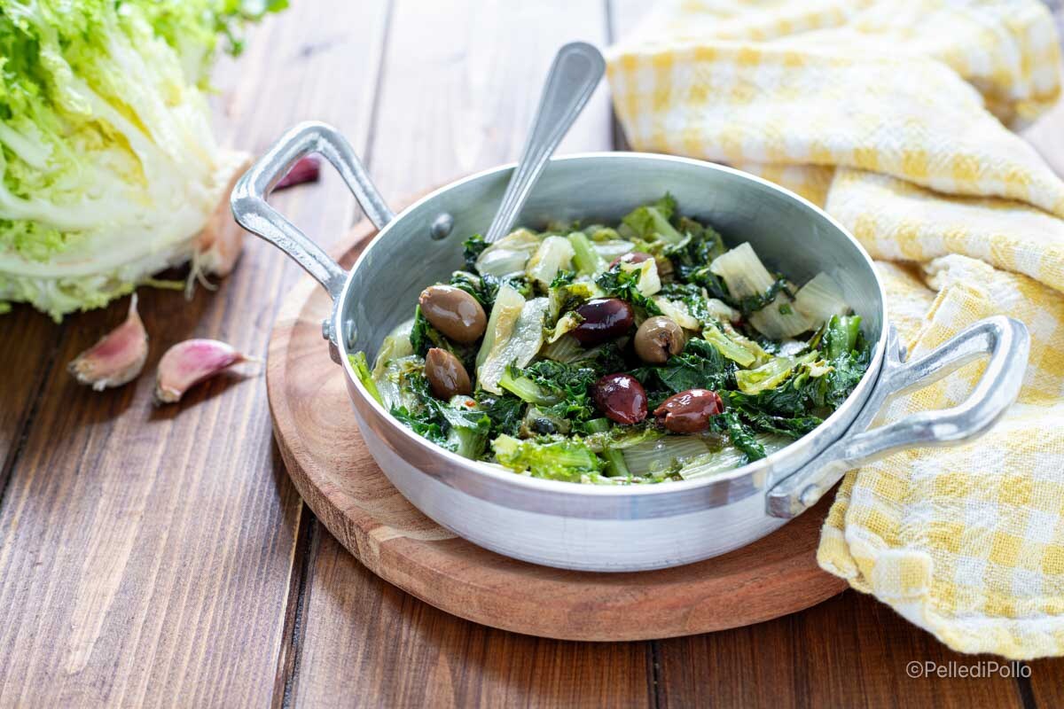 Escarola rizada en sartén con aceitunas y anchoas