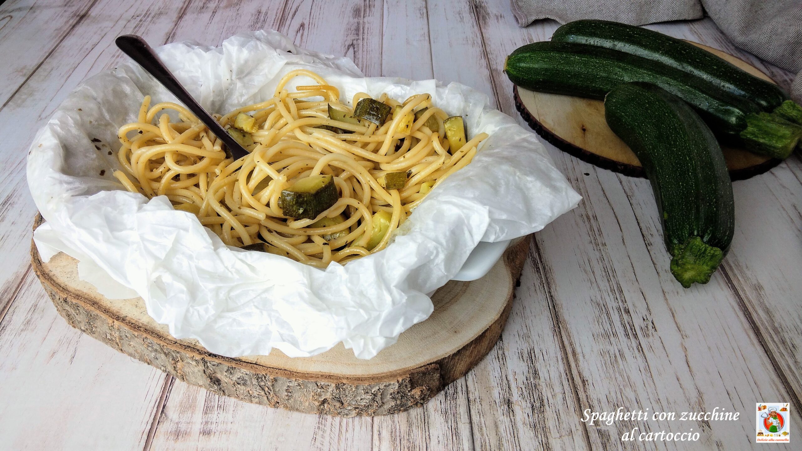 Espaguetis con calabacines al papillote: un primer plato sencillo, sabroso y aromático para probar de inmediato