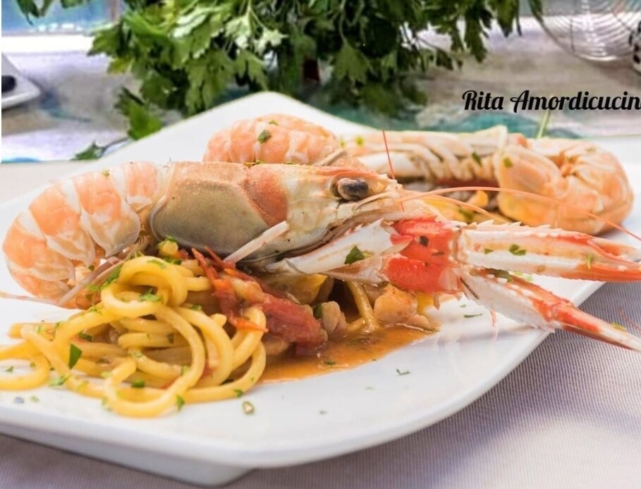 Espaguetis con salsita de cigalas y tomatitos