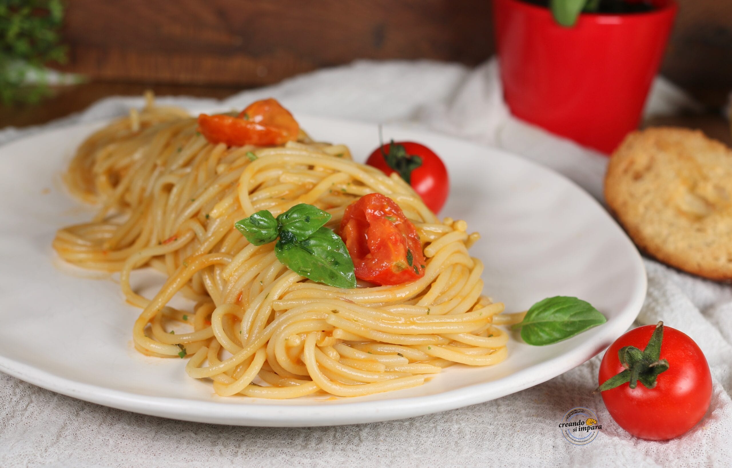 Espaguetis con crema de tomate y aguacate