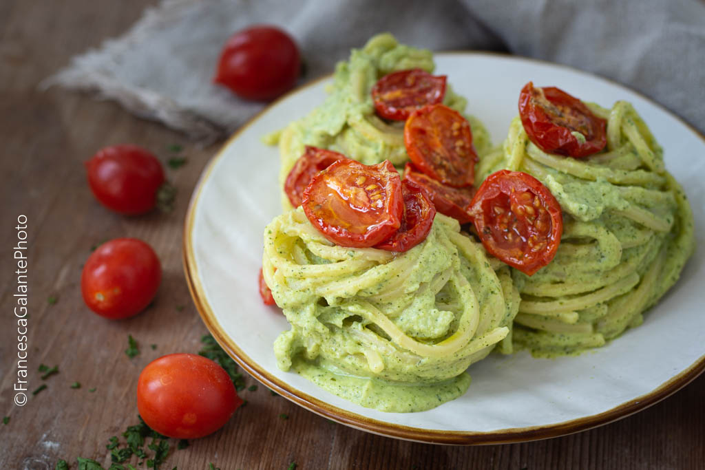 Pasta con tomates cherry confitados y crema de calabacín