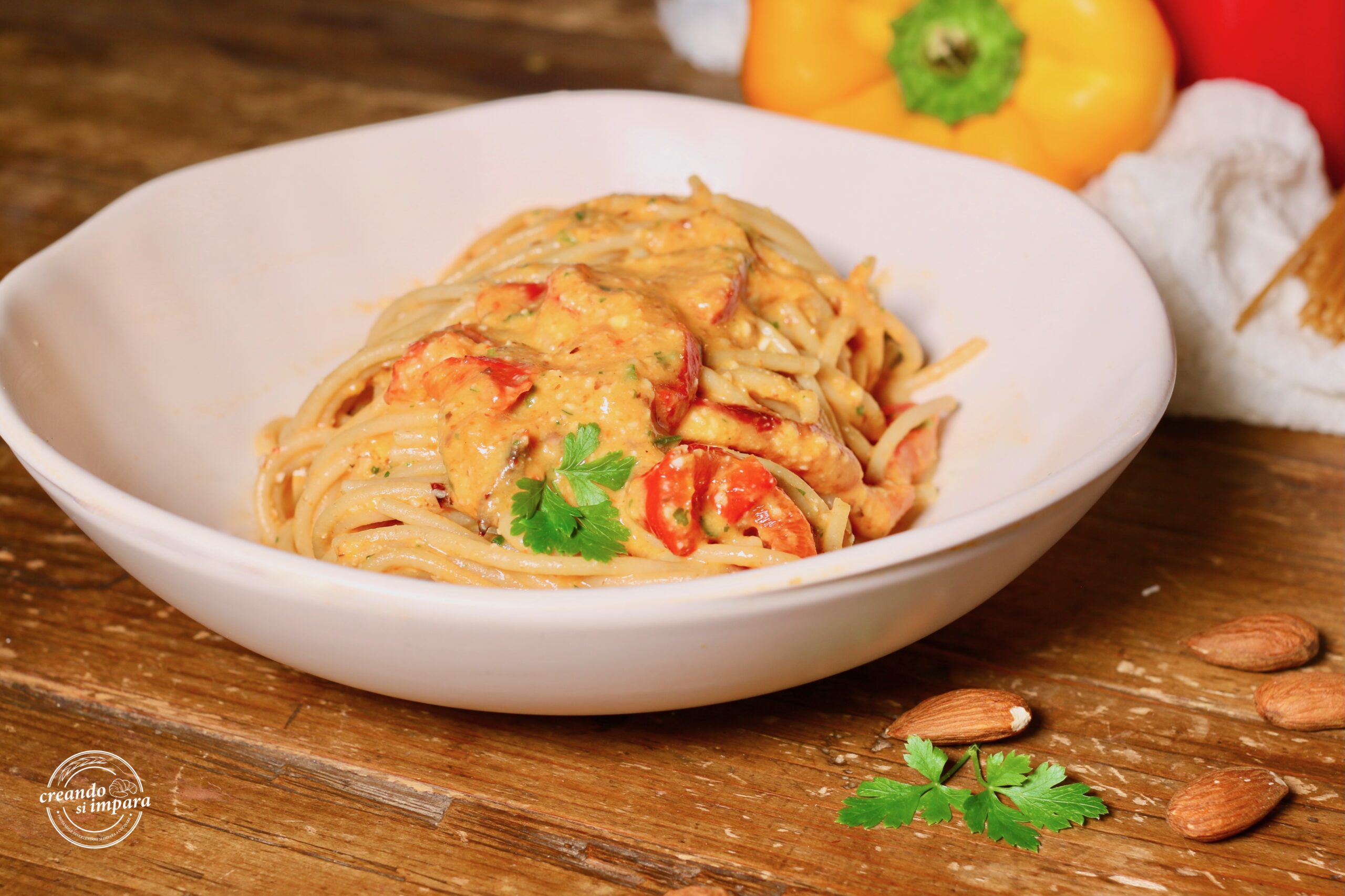 Espaguetis con crema de pimientos