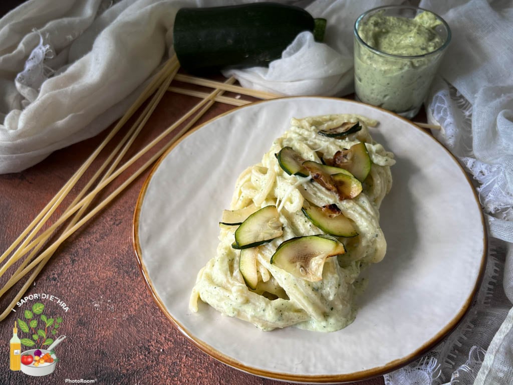 Primer plato fundente con crema de ricotta y calabacín