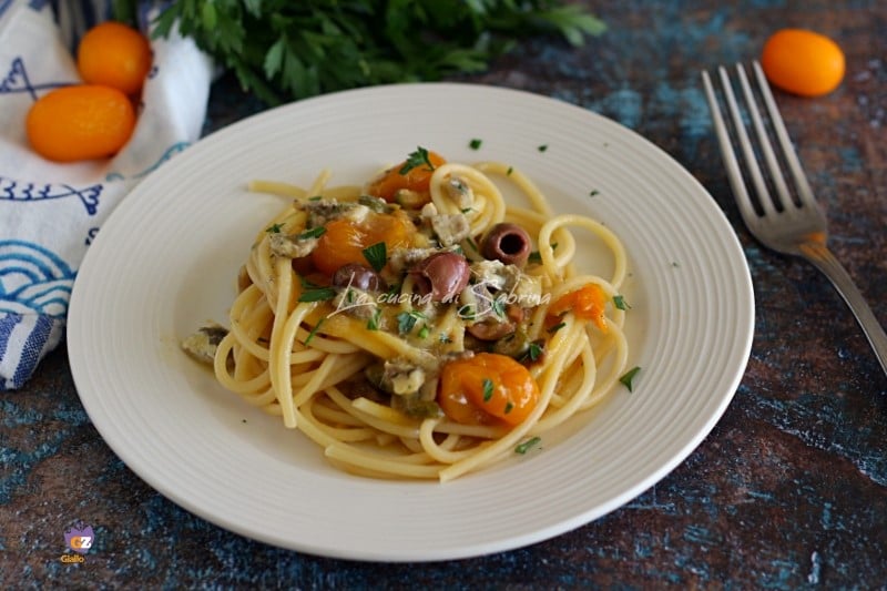 Pasta con boquerones y tomates cherry amarillos