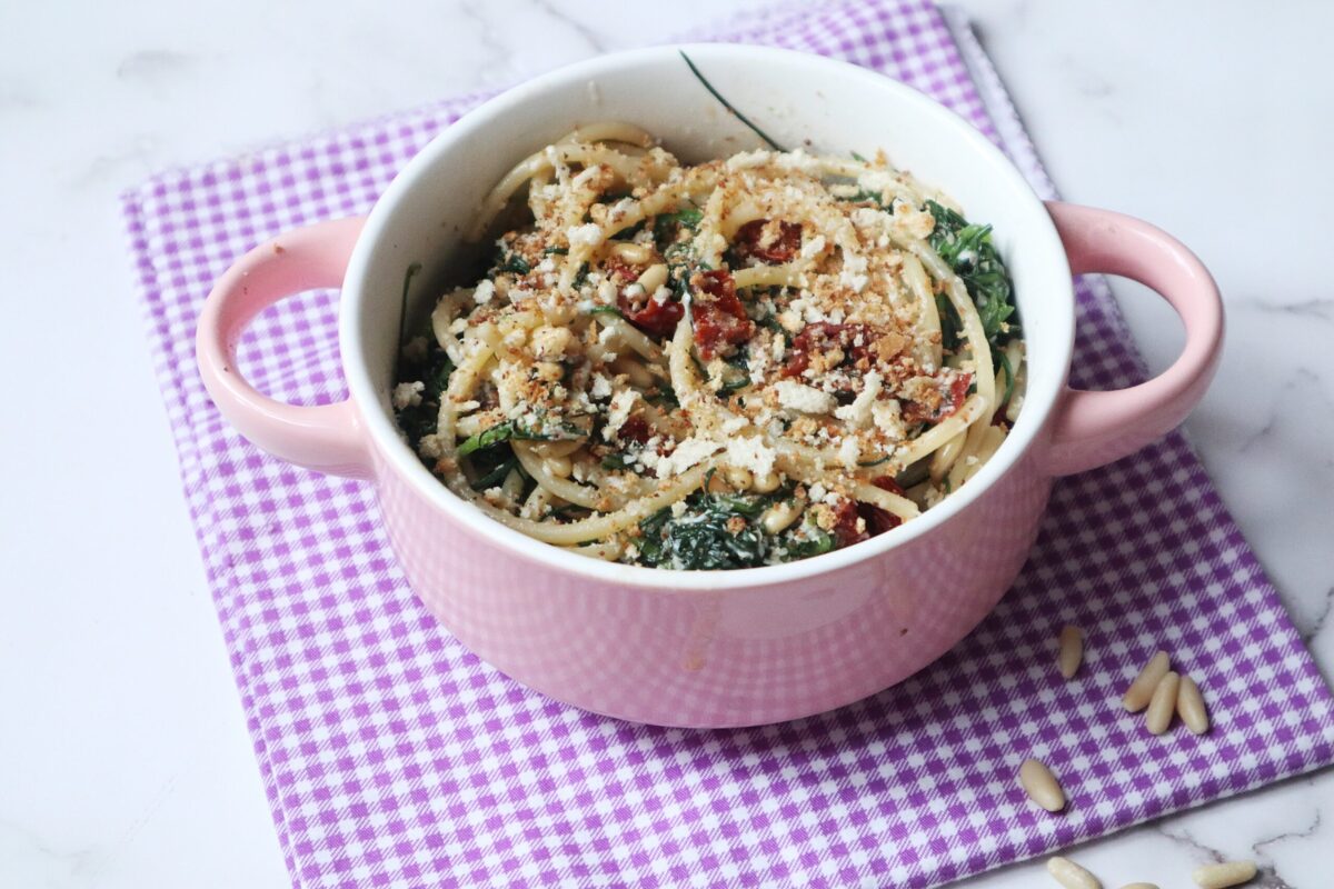 Espaguetis sabrosos con agretti