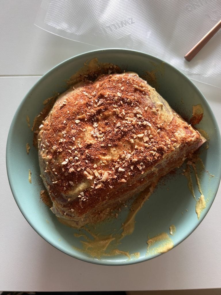 paletilla de cerdo entera masajeada con mostaza y rub para hacer pulled pork en cbt