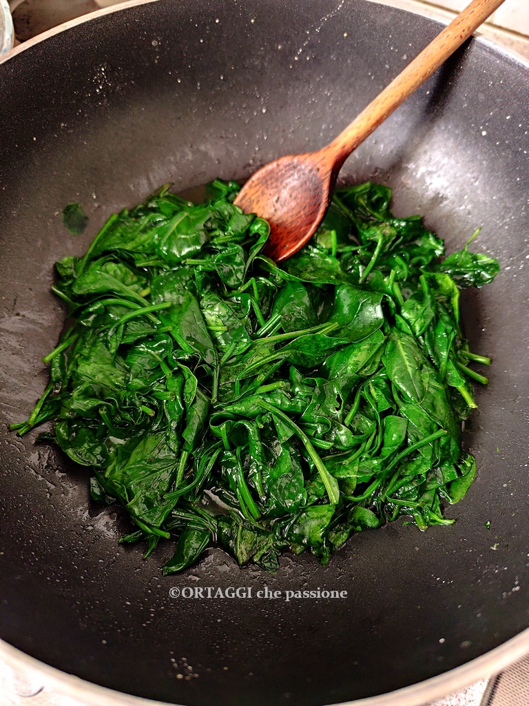 espinacas tiernas salteadas con aceite y mantequilla