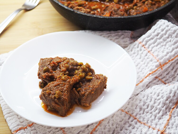 Estofado de ternera con salsa de tomate y guisantes: tierno y sabroso como el de la abuela