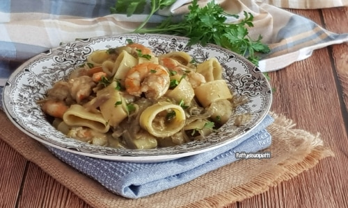 Pasta con alcachofas y gambones
