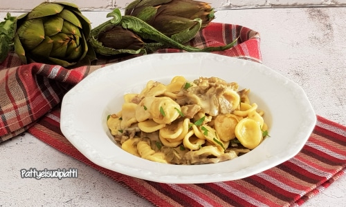Orecchiette con alcachofas y Taleggio
