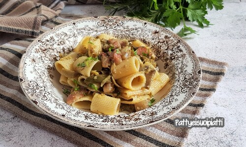Mezze maniche con alcachofas y panceta