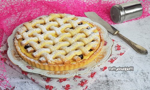 Tarta con crema y cerezas