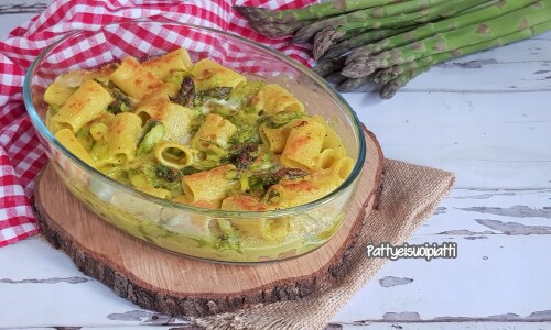 Mezze maniche con espárragos y Taleggio