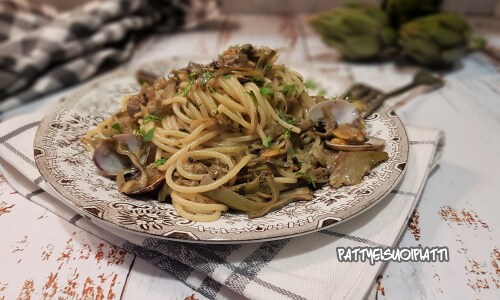 Espaguetis con almejas y alcachofas