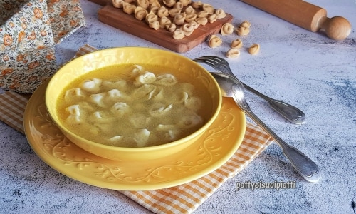 Tortellini en caldo de capón