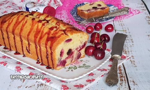 Bizcocho con cerezas y guindas