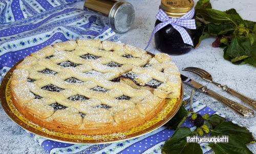 Tarta con mermelada de moras negras