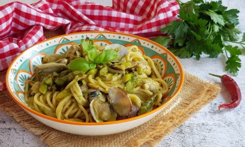 Espaguetis con almejas y espárragos