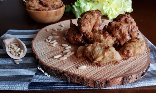 Buñuelos de escarola y piñones