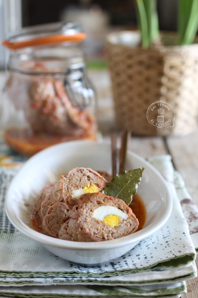 rollo de carne relleno y cocido en la salsa en tarro al microondas