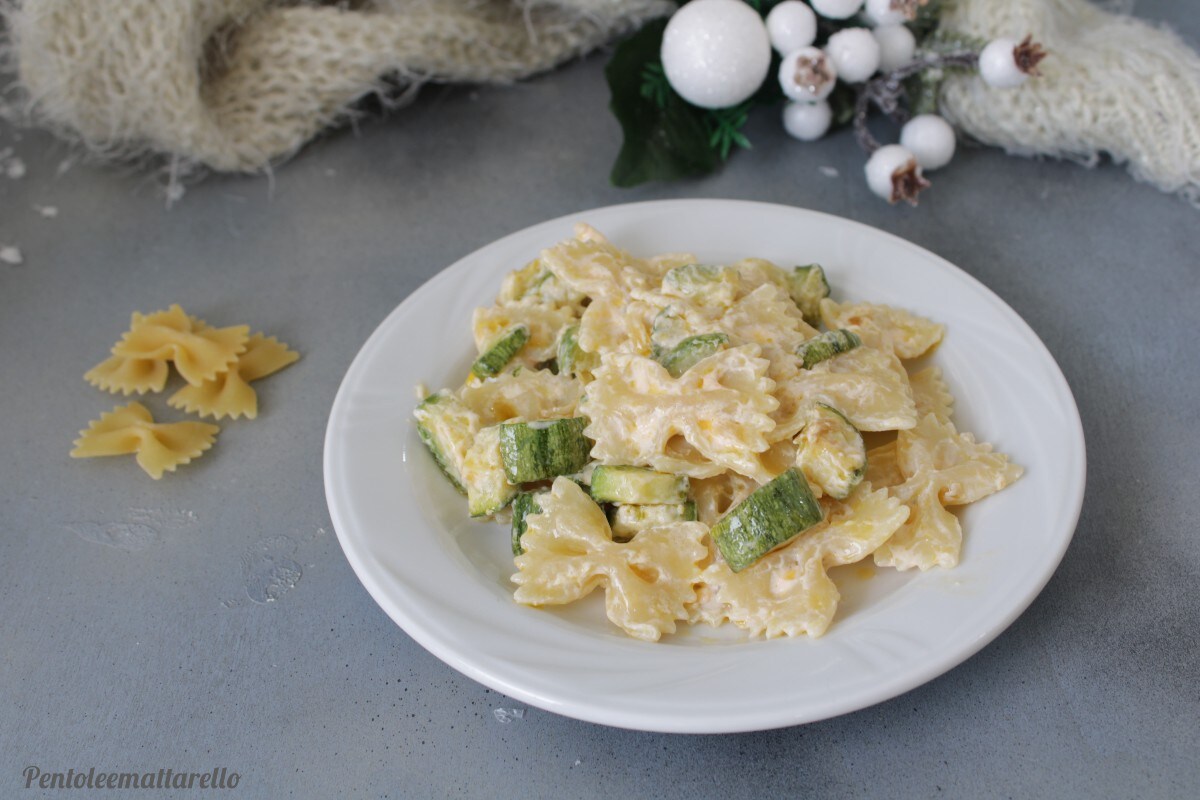 Farfalle calabacines y philadelphia con salmón