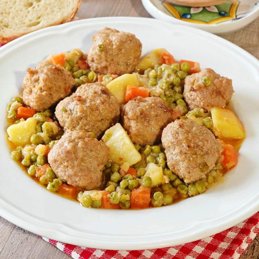 Albóndigas con Guisantes y Patatas