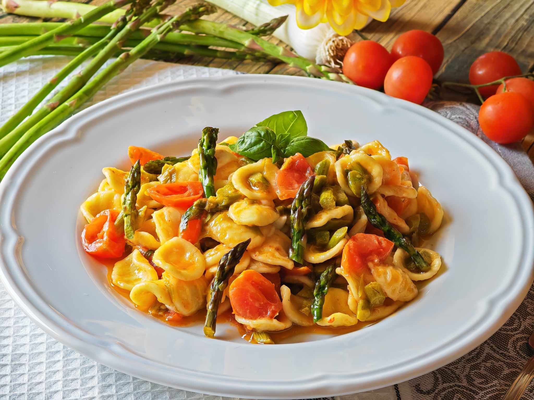 Pasta con espárragos y tomatitos
