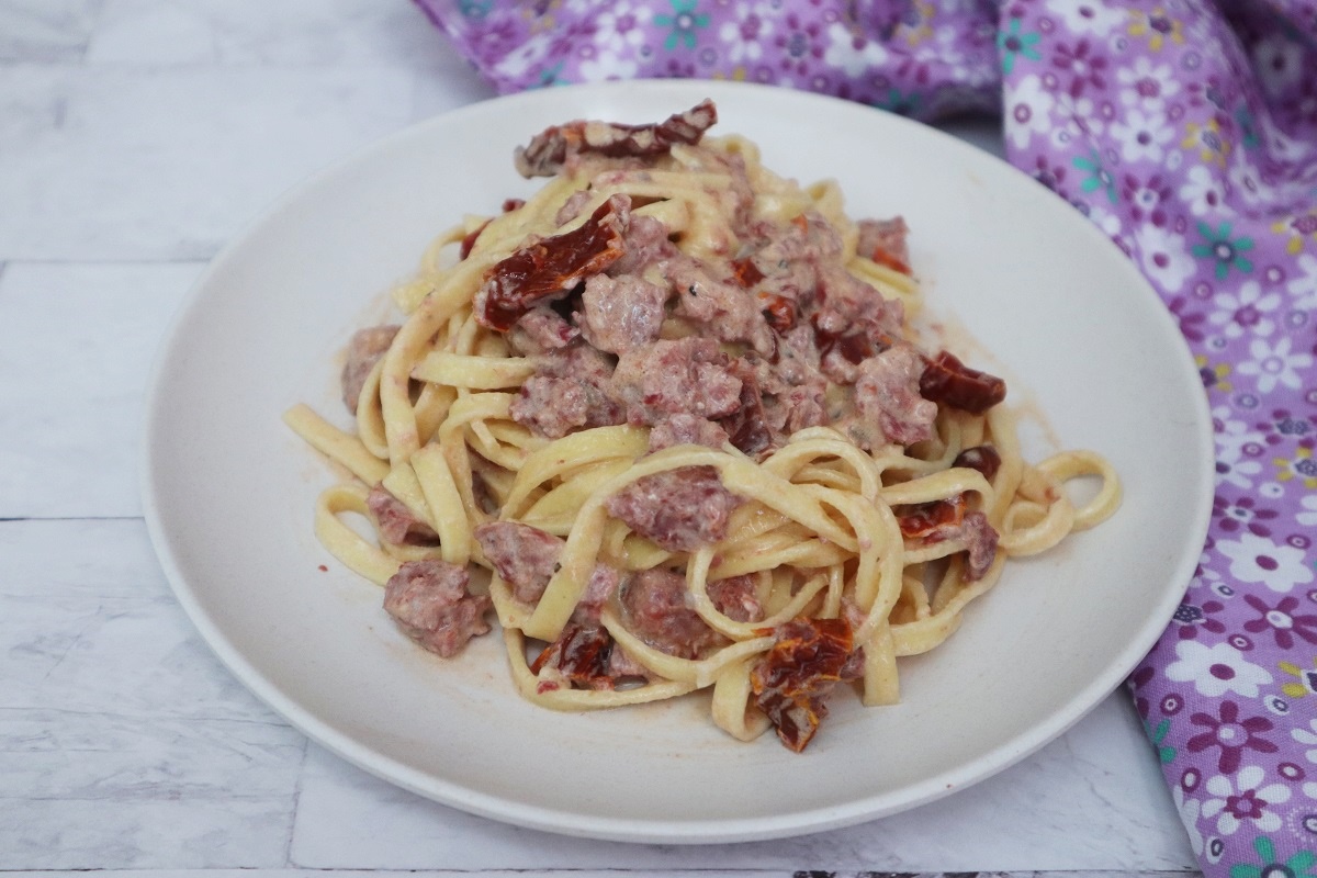 Fettuccine con tomates secos y cotechino