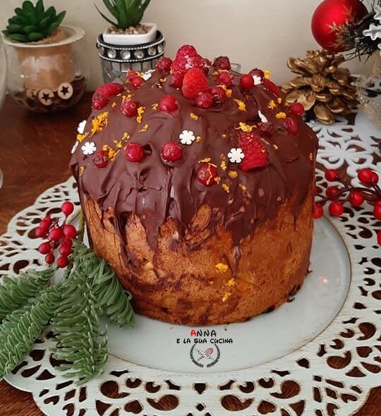 Panettone relleno con crema de mascarpone y frutos rojos cubierto de chocolate