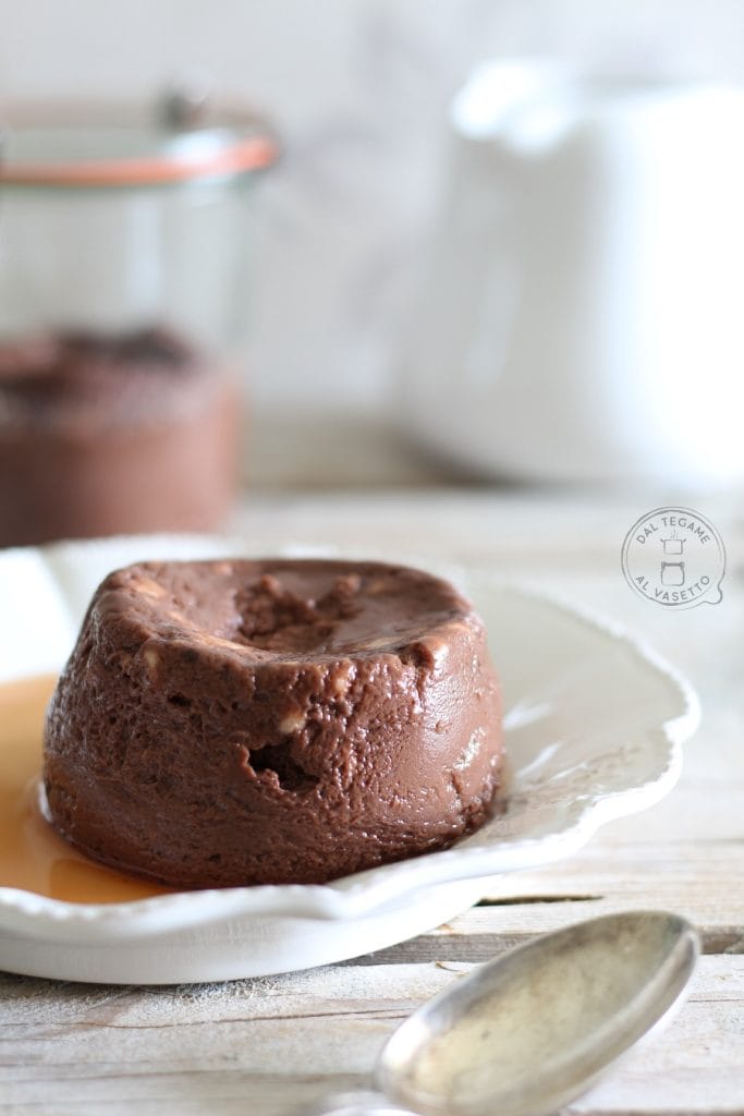 flan con chocolate agua y claras cocido en el tarro en el microondas en cocción en tarro