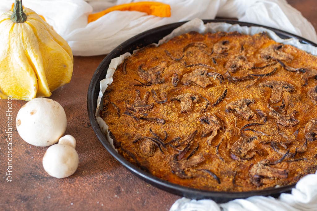 Focaccia de calabaza cruda crujiente con champiñones y cebolla