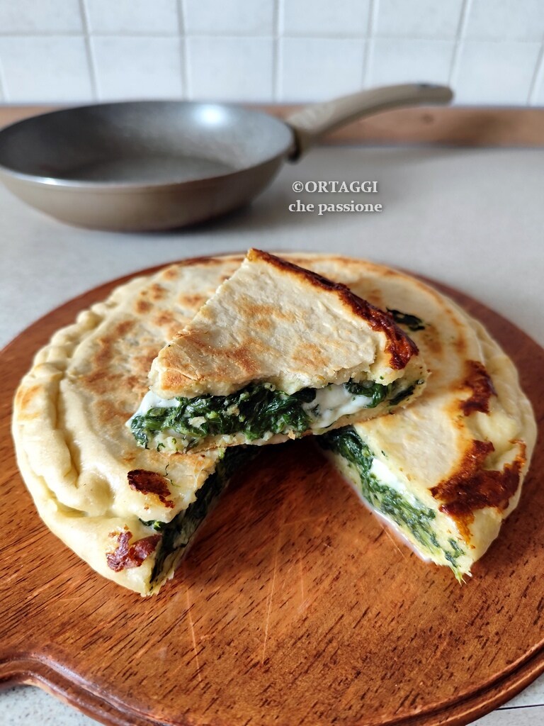 focaccia en sartén con verduras rápida y deliciosa
