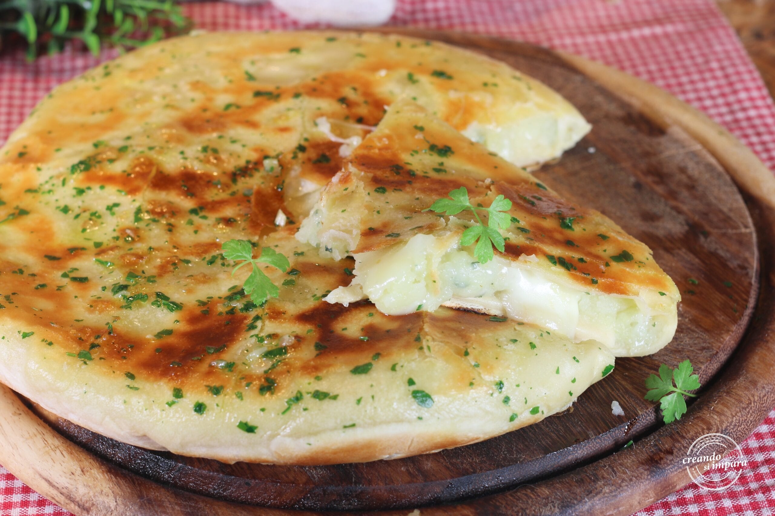 Focaccia rellena con patatas