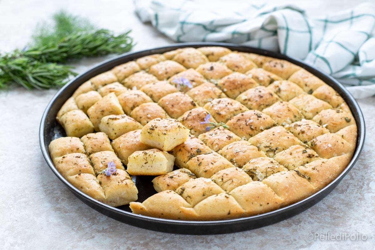 Focaccia acolchada con hierbas aromáticas
