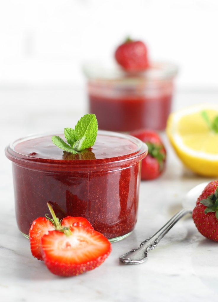 Salsa de fresas y azúcar