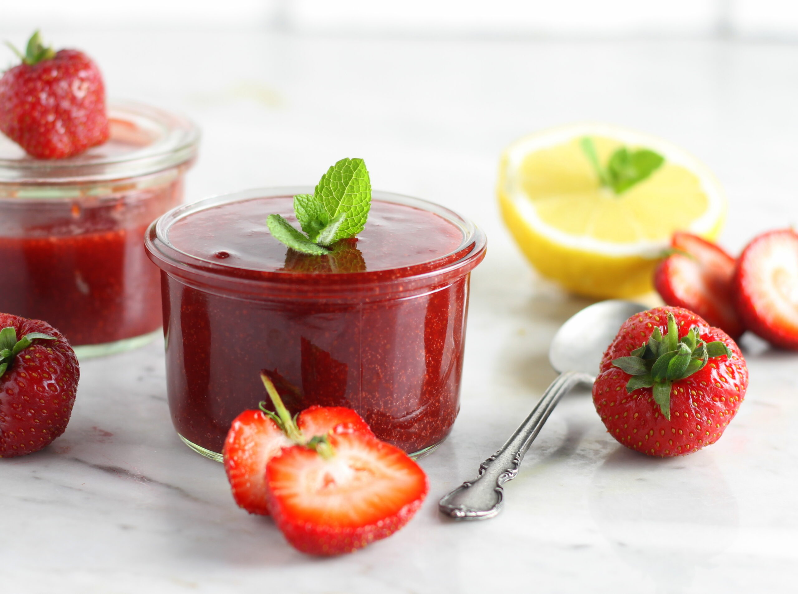 Salsa de fresas y azúcar