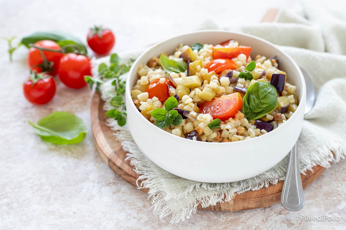 Fregola con berenjenas y tomatitos