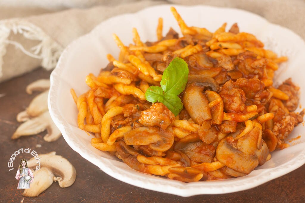 Pasta con salchicha y champiñones