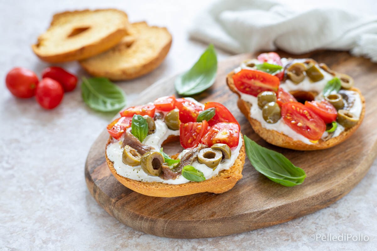 Friselle con tomates stracciatella y anchoas