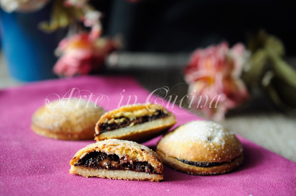 Frollini rellenos de crema de leche y chocolate
