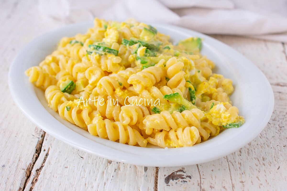 FUSILLI con CALABACINES y stracciatella de huevo