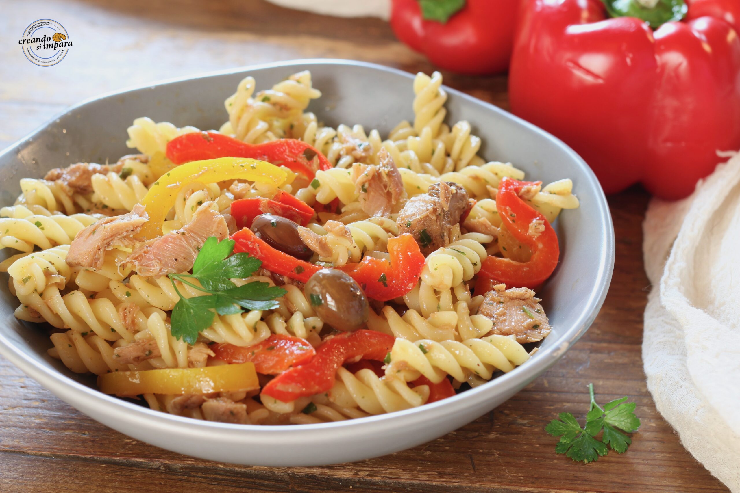 Fusilli con pimientos, atún y aceitunas