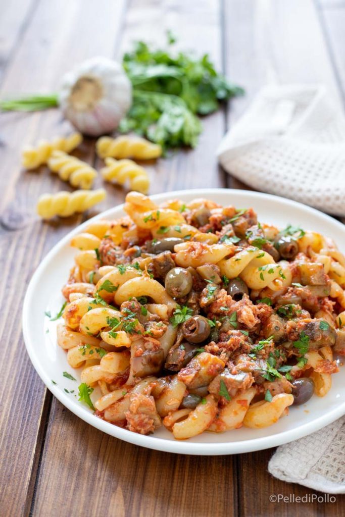 pasta con salsa de atún y berenjenas