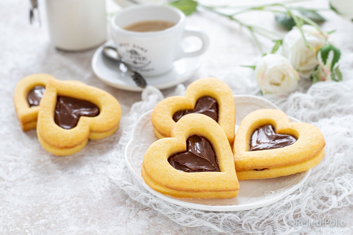 Galletas de corazón rellenas con crema de avellanas