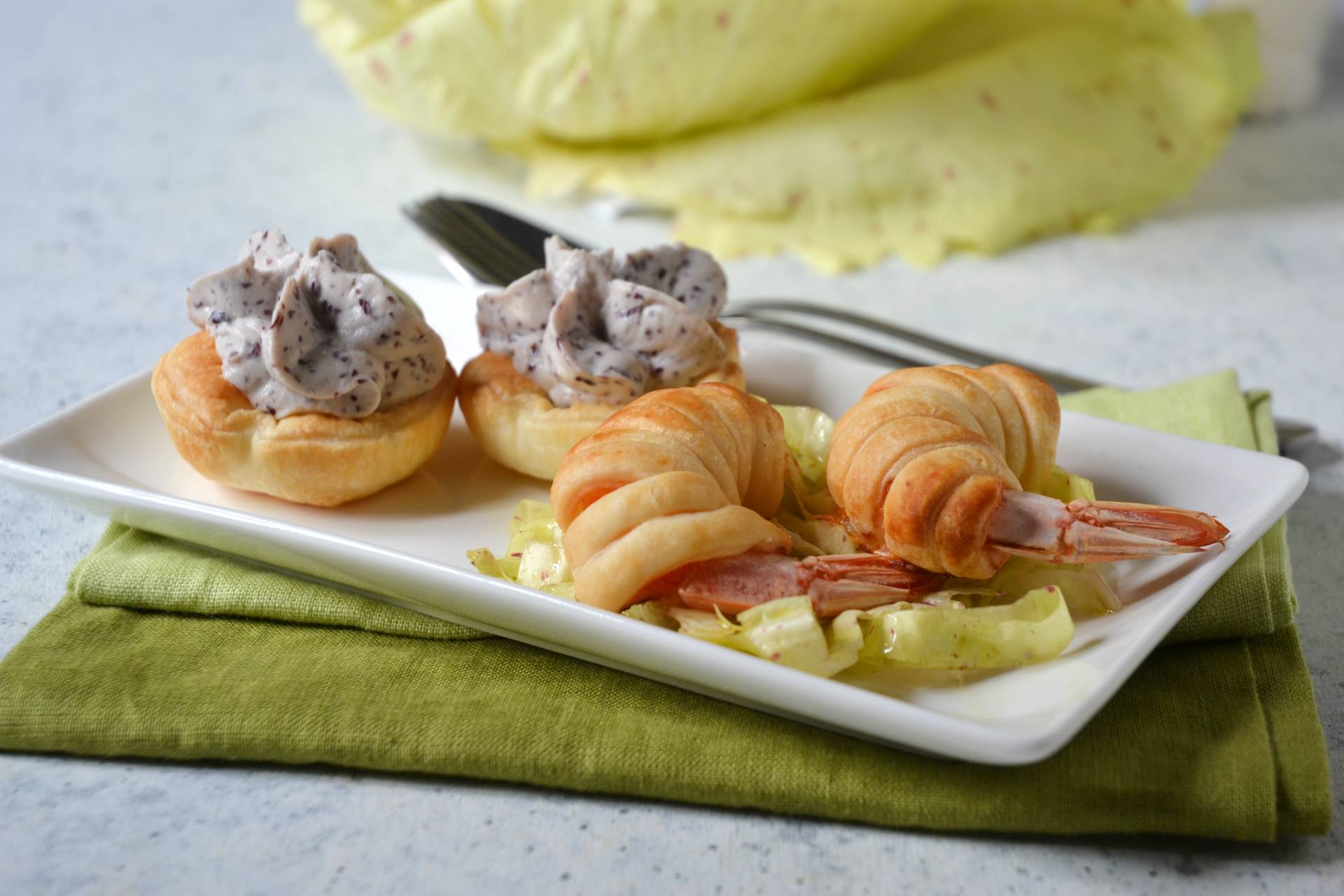 Gambas en hojaldre con mousse de achicoria roja