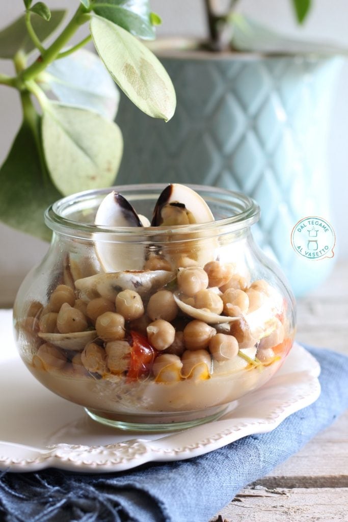 sopita de garbanzos y almejas en vasocottura