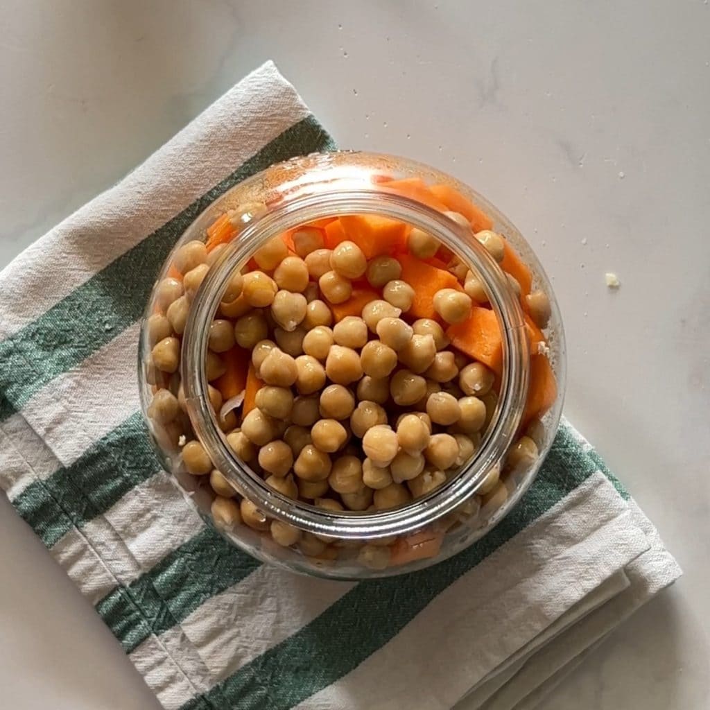 Garbanzos y calabaza en cocción en tarro