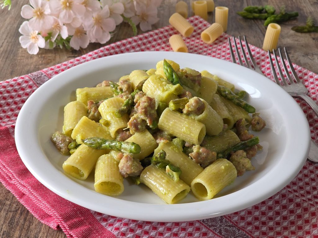Pasta con espárragos y salchicha
