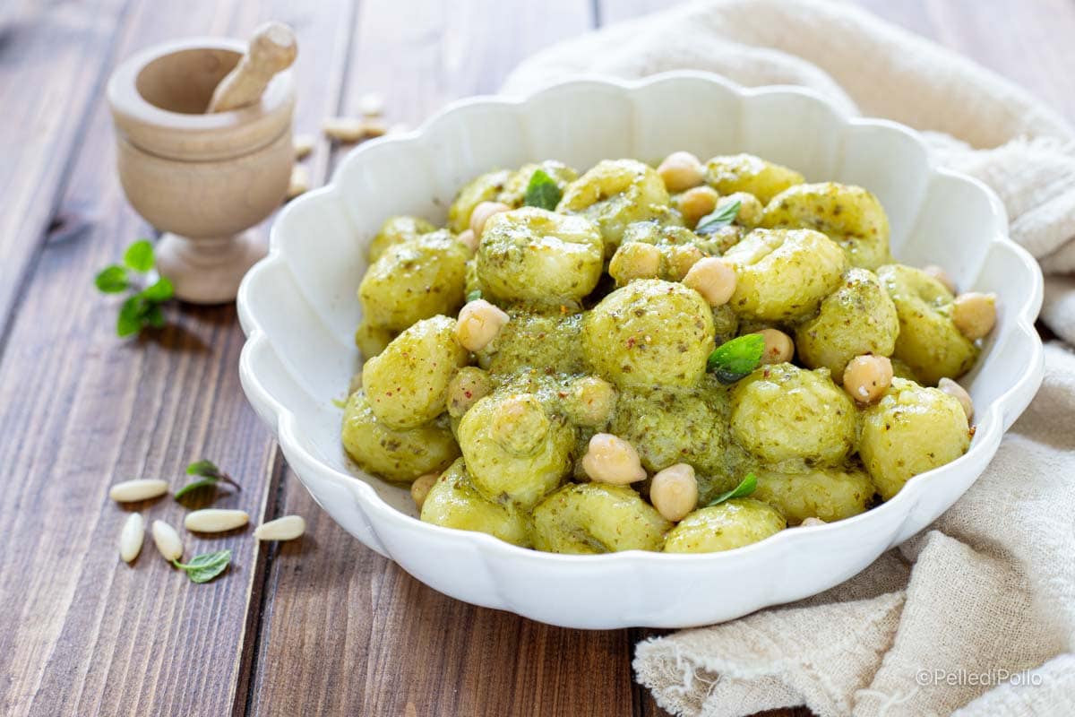 Gnocchi con pesto de albahaca y garbanzos